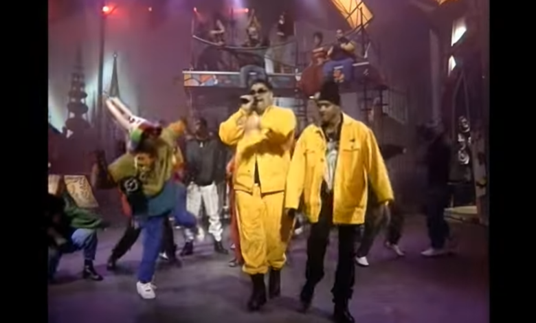 Heavy D performance on In Living Color with Tupac and Sean Combs in the background.